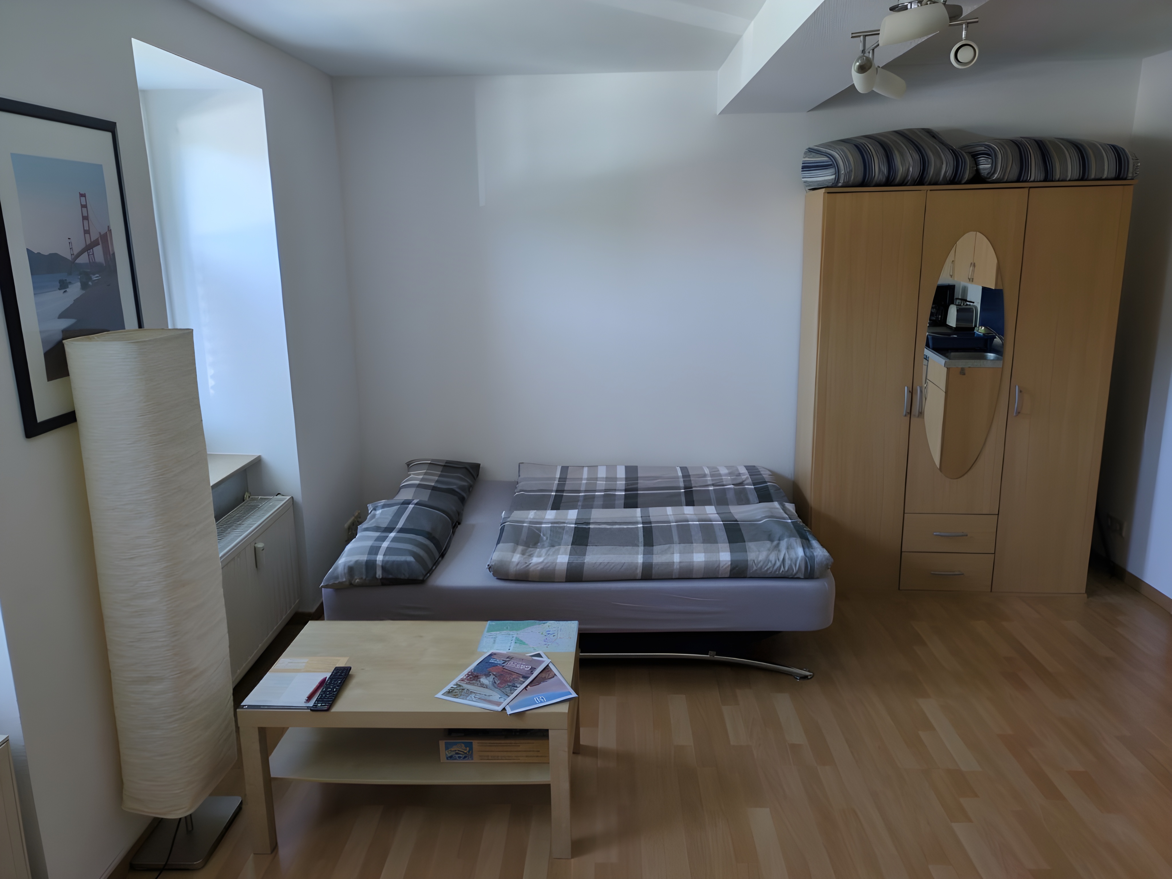 Schlafzimmer mit Bett und Schrank